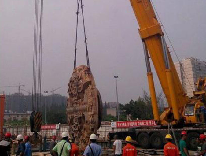 中铁六局，地铁3号线 动物园站盾构机出井吊装