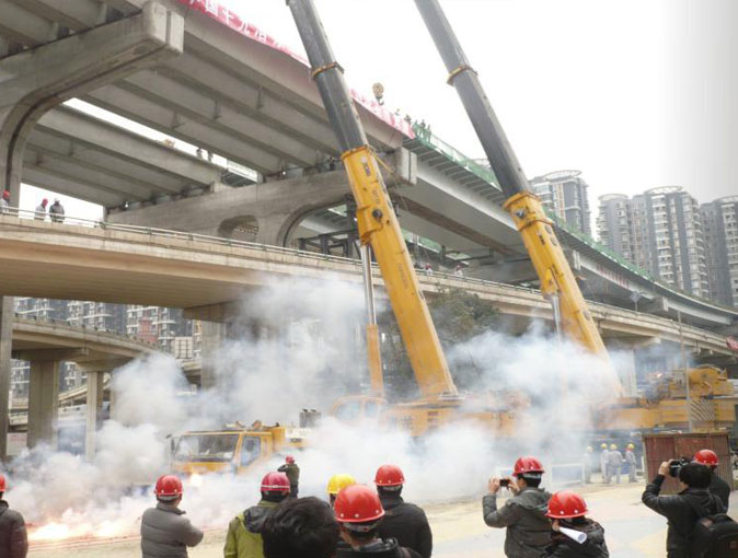 成都二环高架府青立交桥梁吊装